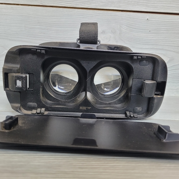 Discontinued Samsung Galaxy S8 VR Headset - Used 2 or 3 Hours Phone NOT included - Picture 16 of 16